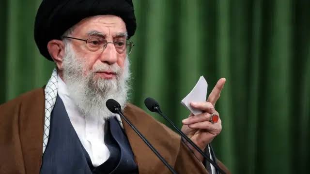المرشد الإيراني يحذر: أي اعتداء علينا سيقابله استهداف القواعد الأمريكية المرشد الإيراني يحذر: أي اعتداء علينا سيقابله استهداف القواعد الأمريكية
