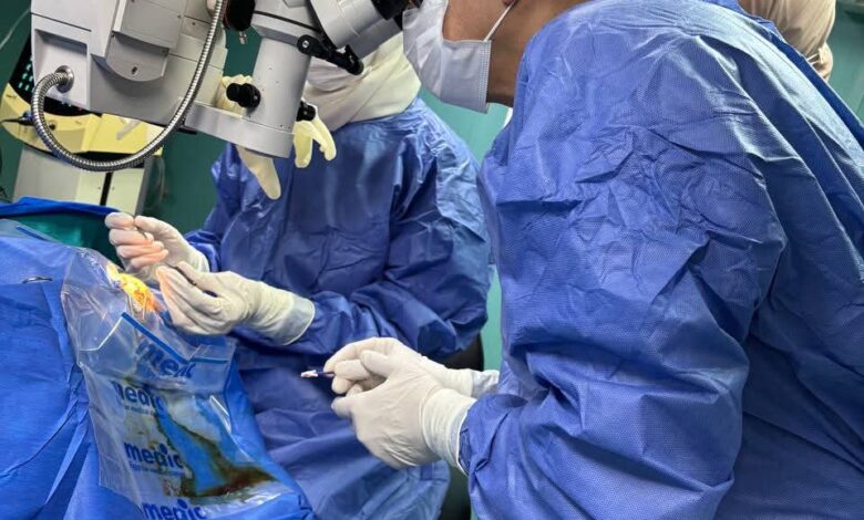 خبير مصري عالمي يجري 6 جراحات دقيقة بمستشفى عيون دمنهور خبير مصري عالمي يجري 6 جراحات دقيقة بمستشفى عيون دمنهور