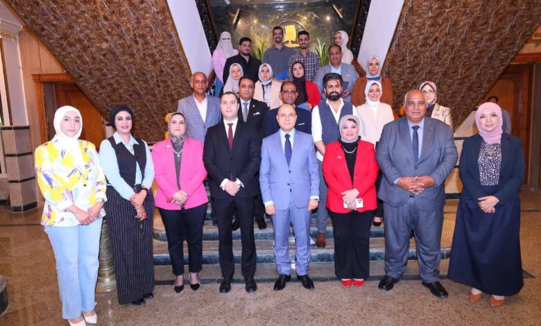 كفرالشيخ.. تكريم المحافظة لفريق إعداد الهوية البصرية تجسيد للتعاون البنّاء بين الجامعة والأجهزة التنفيذية كفرالشيخ.. تكريم المحافظة لفريق إعداد الهوية البصرية تجسيد للتعاون البنّاء بين الجامعة والأجهزة التنفيذية