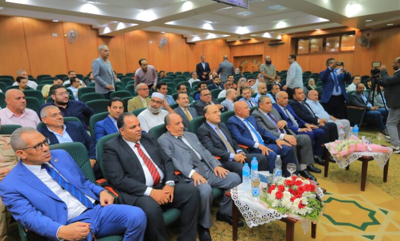 رئيس جامعة كفر الشيخ يستقبل وزير النقل والصناعة خلال زيارته لحضور مناقشة رسالة دكتوراة