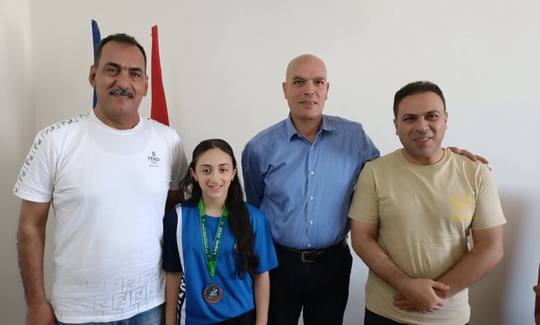 دكتور علاء الجزار يُكرّم البطلة جودي شريف شيبة بعد إنجازها التاريخي في تنس الطاولة دكتور علاء الجزار يُكرّم البطلة جودي شريف شيبة بعد إنجازها التاريخي في تنس الطاولة