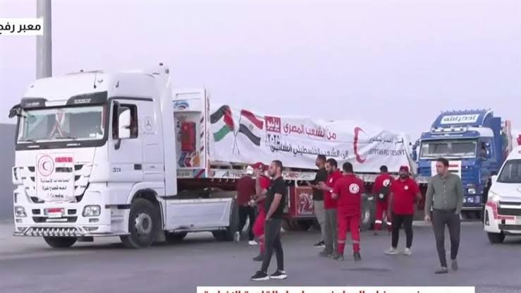 الهلال الأحمر المصري يكشف تعنت إسرائيل تجاه الشاحنات المصرية المتجهة لغزة الهلال الأحمر المصري يكشف تعنت إسرائيل تجاه الشاحنات المصرية المتجهة لغزة