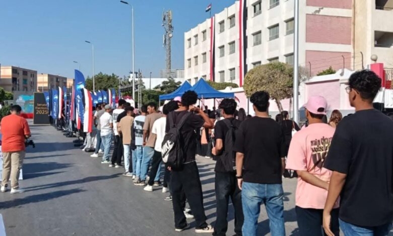 انتخابات مجلس الشيوخ.. بدء توافد المواطنين أمام المقار بالقاهرة