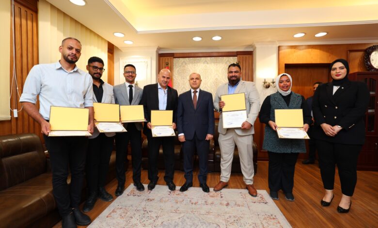 محافظ كفرالشيخ يُكرم فريق الإعلام لدورهم في تطوير الرسالة الإعلامية محافظ كفرالشيخ يُكرم فريق الإعلام لدورهم في تطوير الرسالة الإعلامية